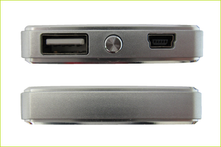 USB端子や電源ボタンは本体上部にまとめて配置。