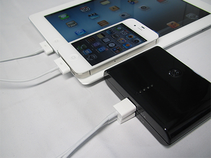 最大2A出力と2つのポートでiPadとiPhoneの同時充電が可能！