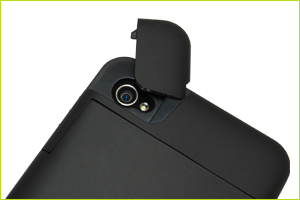 iPhoneのカメラレンズ部分には開閉可能なカバーが付いているので、ケースを付けたままでの撮影が可能です。
